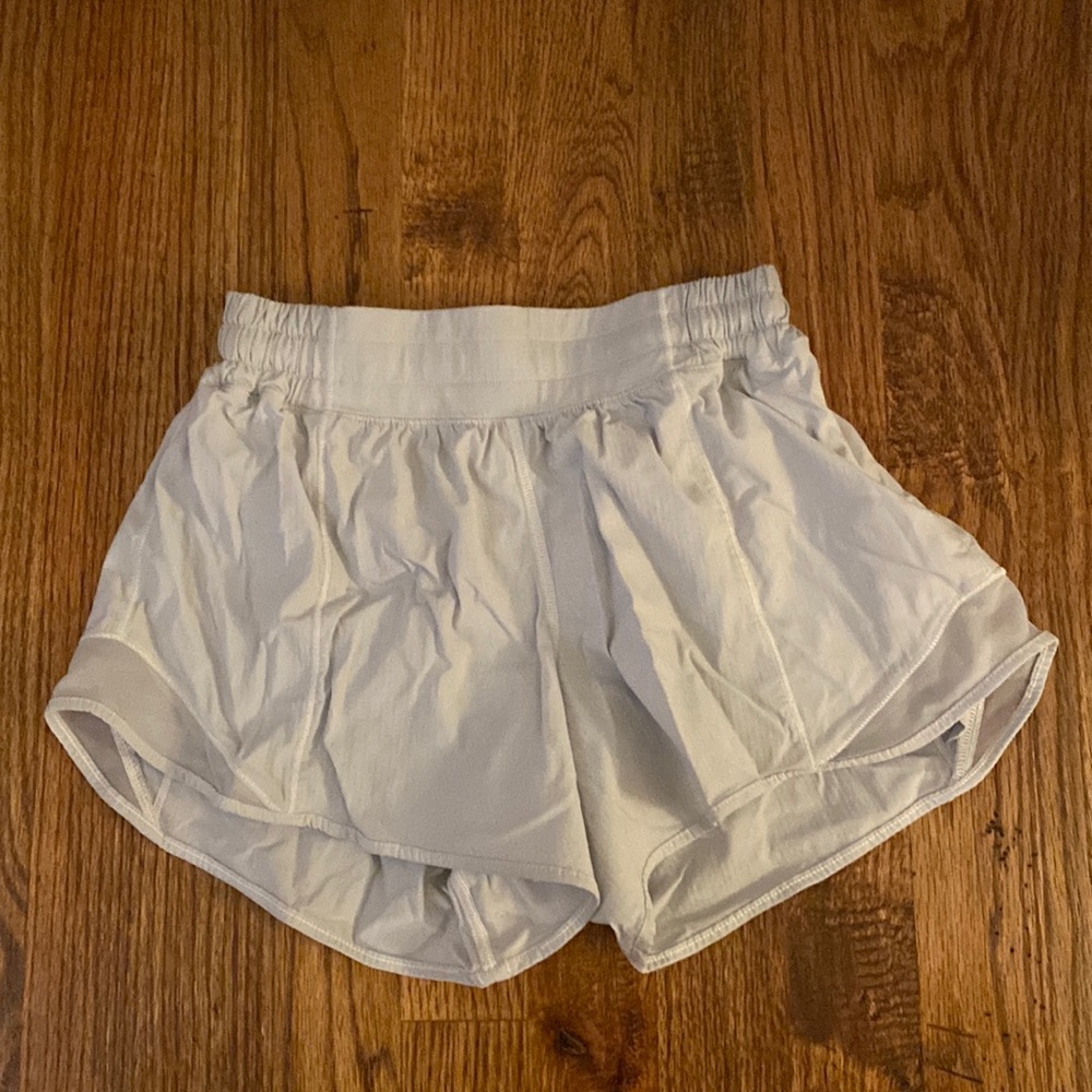 Lululemon White Lowrise Hotty Hot 4” Shorts Size 4 Tall